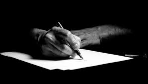 Une main en train d'écrire